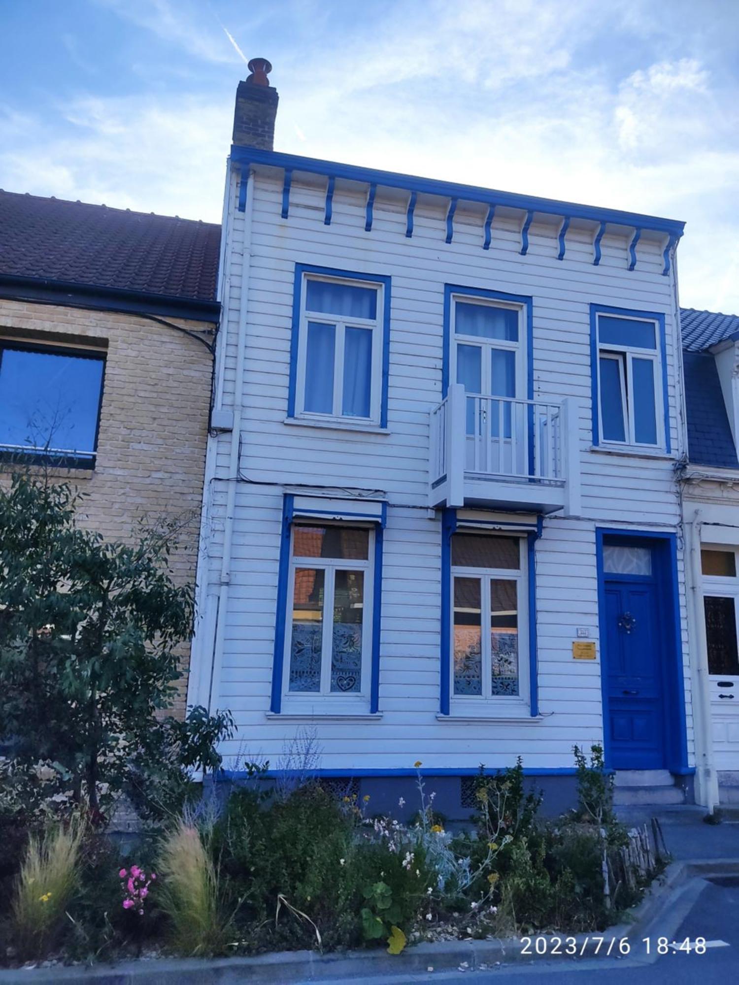 Jolie Maison En Bois Authentique Dunkirk Exterior photo